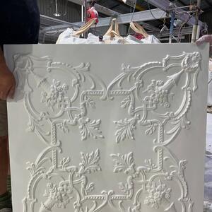 TP4 Federation ceiling panel featuring urn and chain designs with intricate flowers. 

#thomasdecorative #allplasta #ceilingpanels #plaster #urnandchain #flowers #interiordesign #ceiling #plastering #handmade